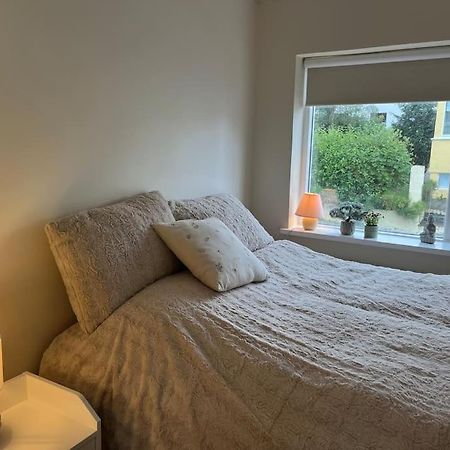 Charming 3 Bedroom Apartment アークレイリ エクステリア 写真