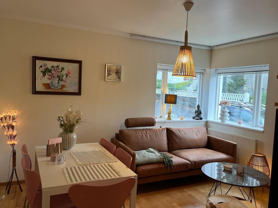 Charming 3 Bedroom Apartment アークレイリ エクステリア 写真
